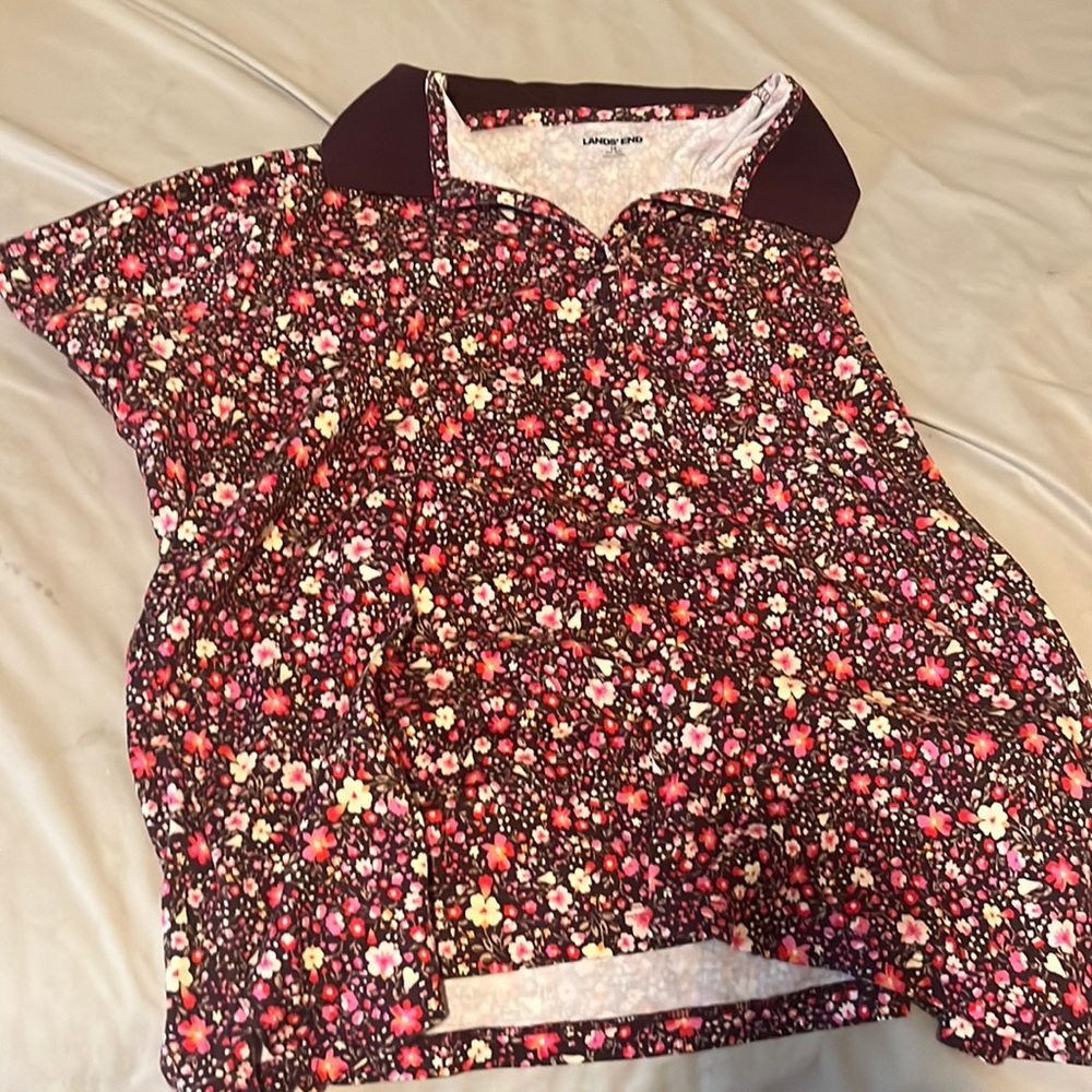Flower themed collar shirt